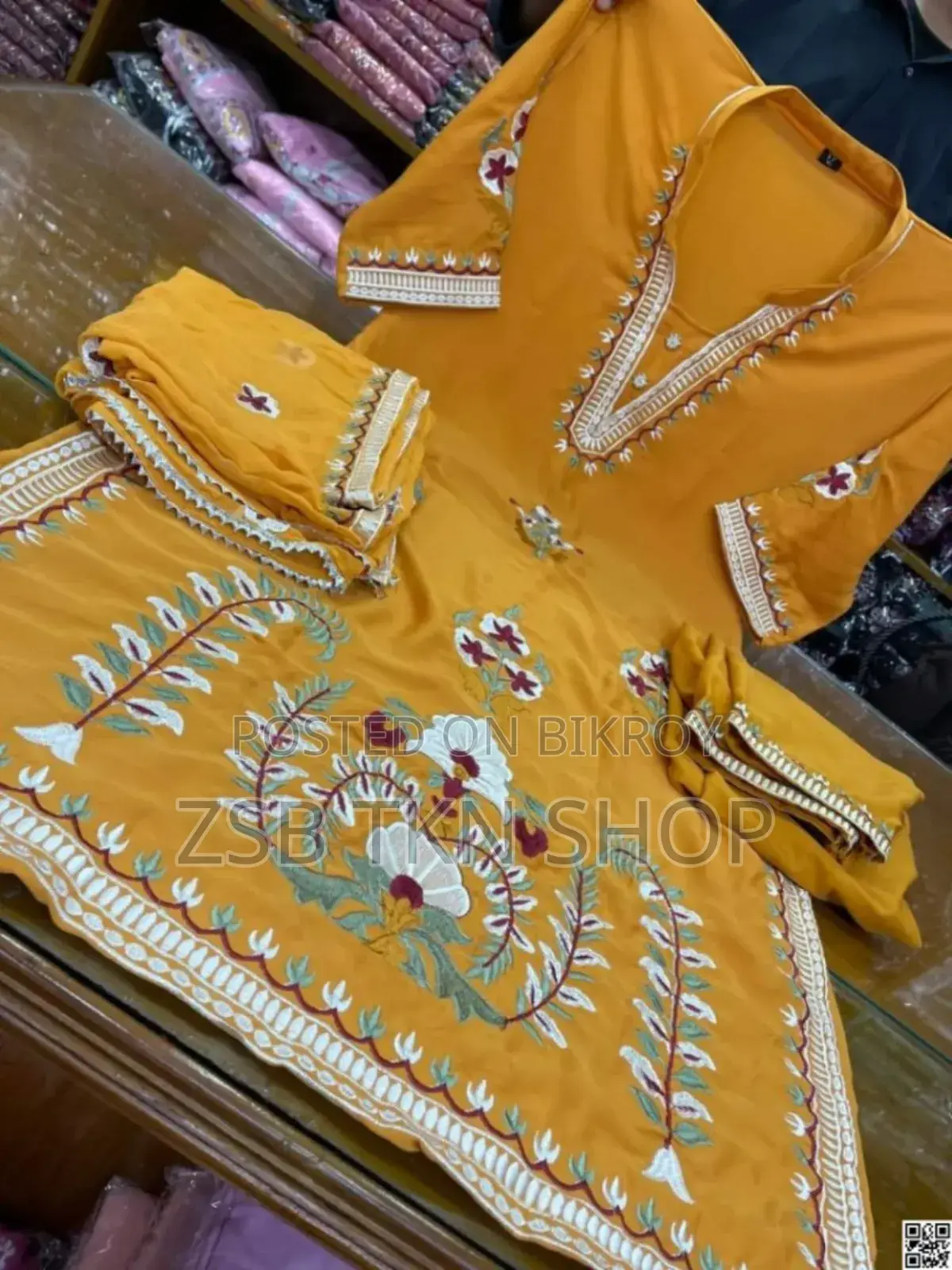 এমব্রয়ডারি করা ডায়মন্ড জর্জেট কামিজ সেট