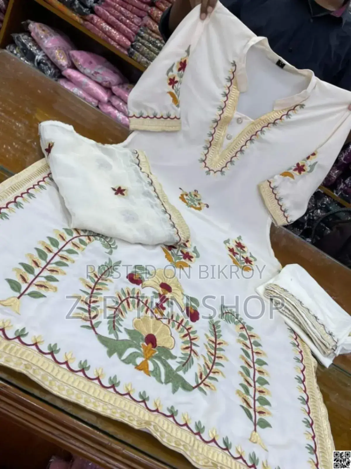 এমব্রয়ডারি করা ডায়মন্ড জর্জেট কামিজ সেট