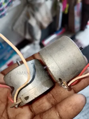 ছোট, গোলাকার ডিসি মোটর যা বিভিন্ন ডিআইওয়াই (DIY) প্রজেক্টে ব্যবহৃত হয়,