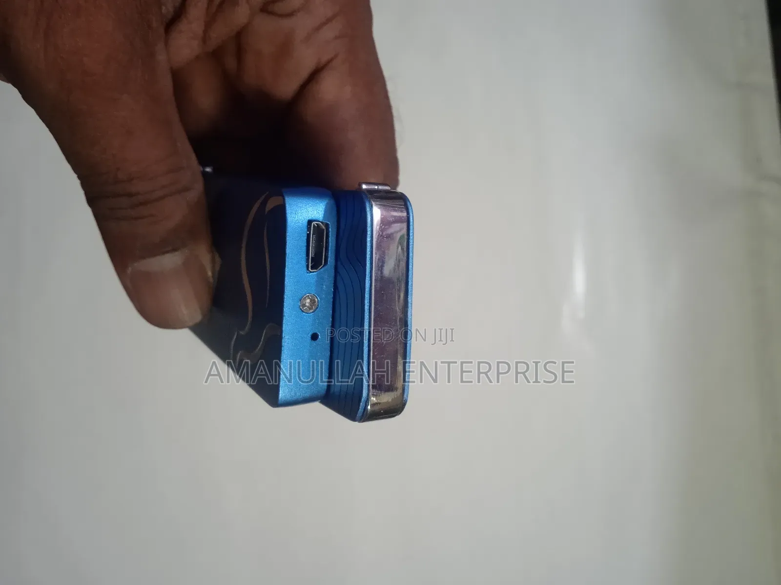 রিচার্জেবল ইউএসবি লাইটার, সম্ভবত ধাতু দিয়ে তৈরি।