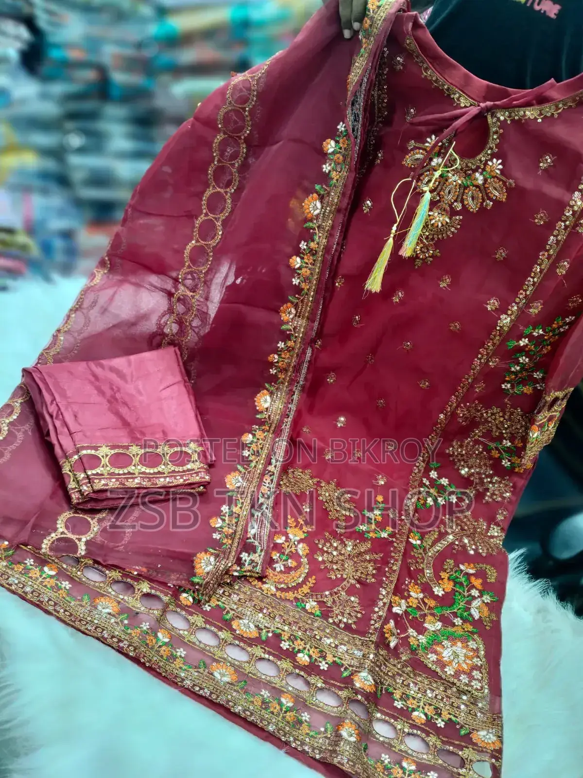পাকিস্তানি ডিজাইন ৪-পিস সাদা বাহার টিস্যু সেট