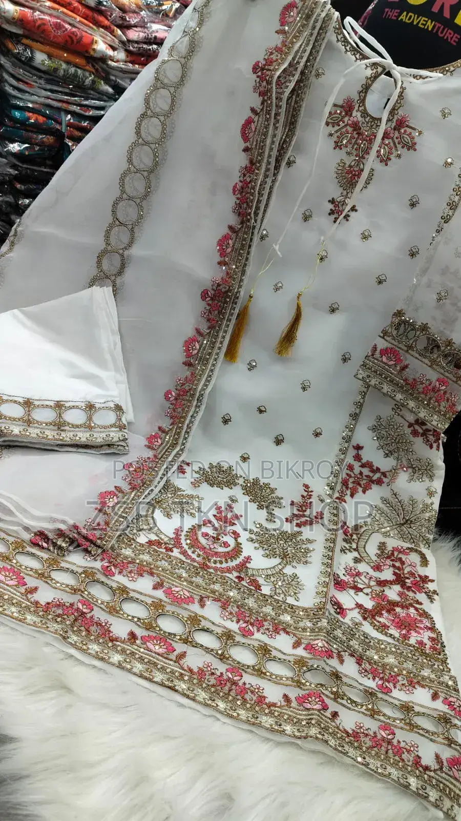 পাকিস্তানি ডিজাইন ৪-পিস সাদা বাহার টিস্যু সেট