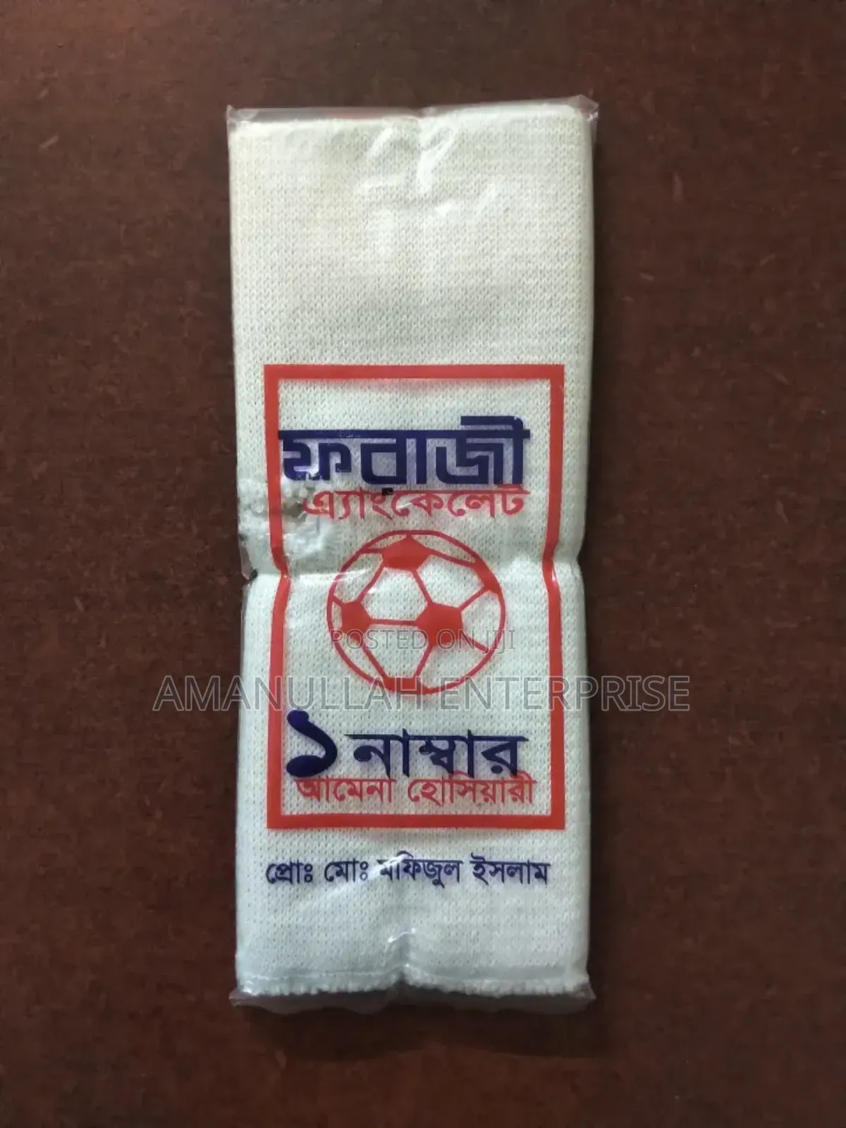 ফুটবল খেলার সময় খেলোয়াড়দের সুরক্ষার জন্য ফুটবলে "অ্যাঙ্কল গার্ড"।