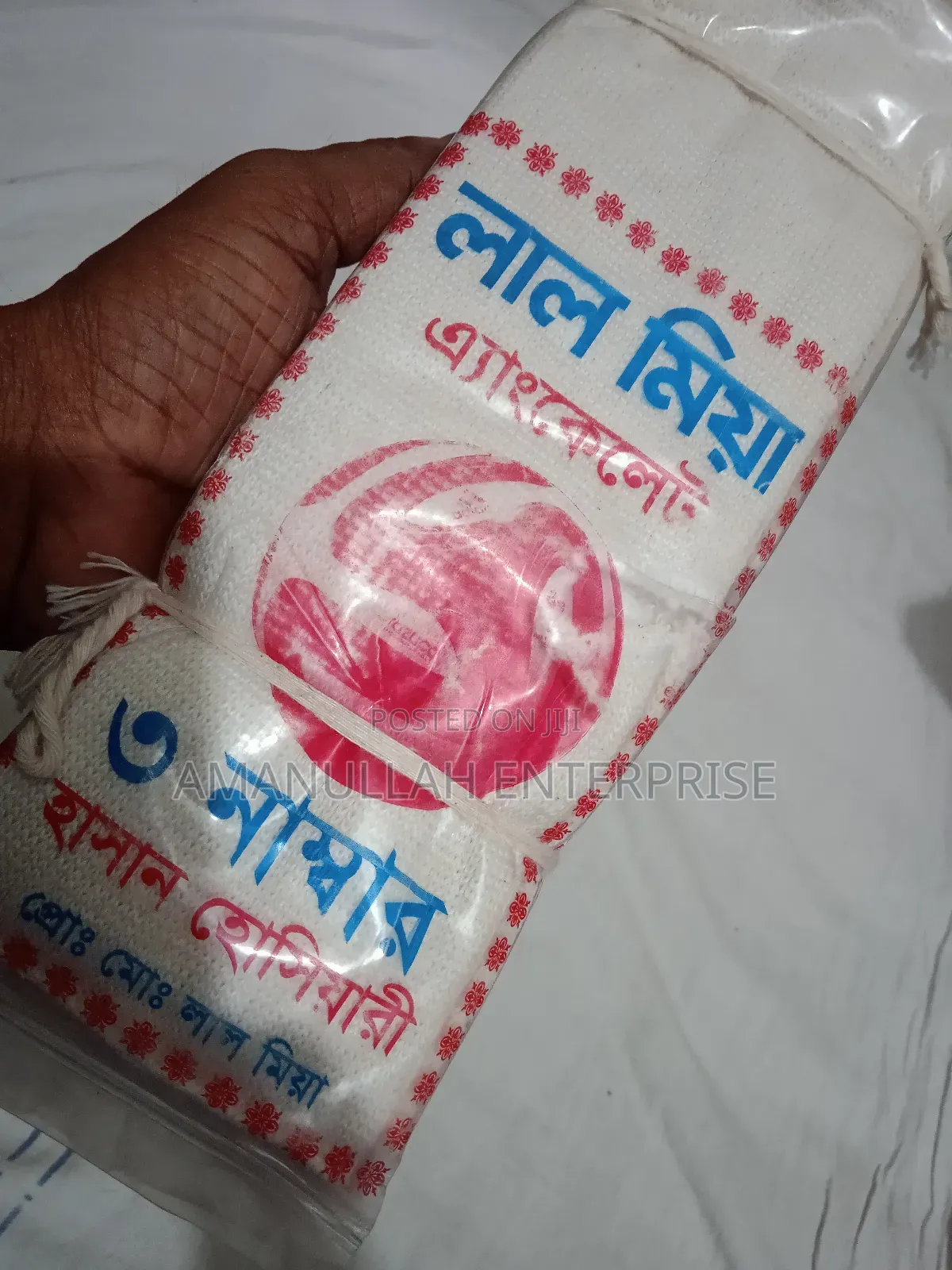 ফুটবল খেলার সময় খেলোয়াড়দের সুরক্ষার জন্য ফুটবলে "অ্যাঙ্কল গার্ড"।