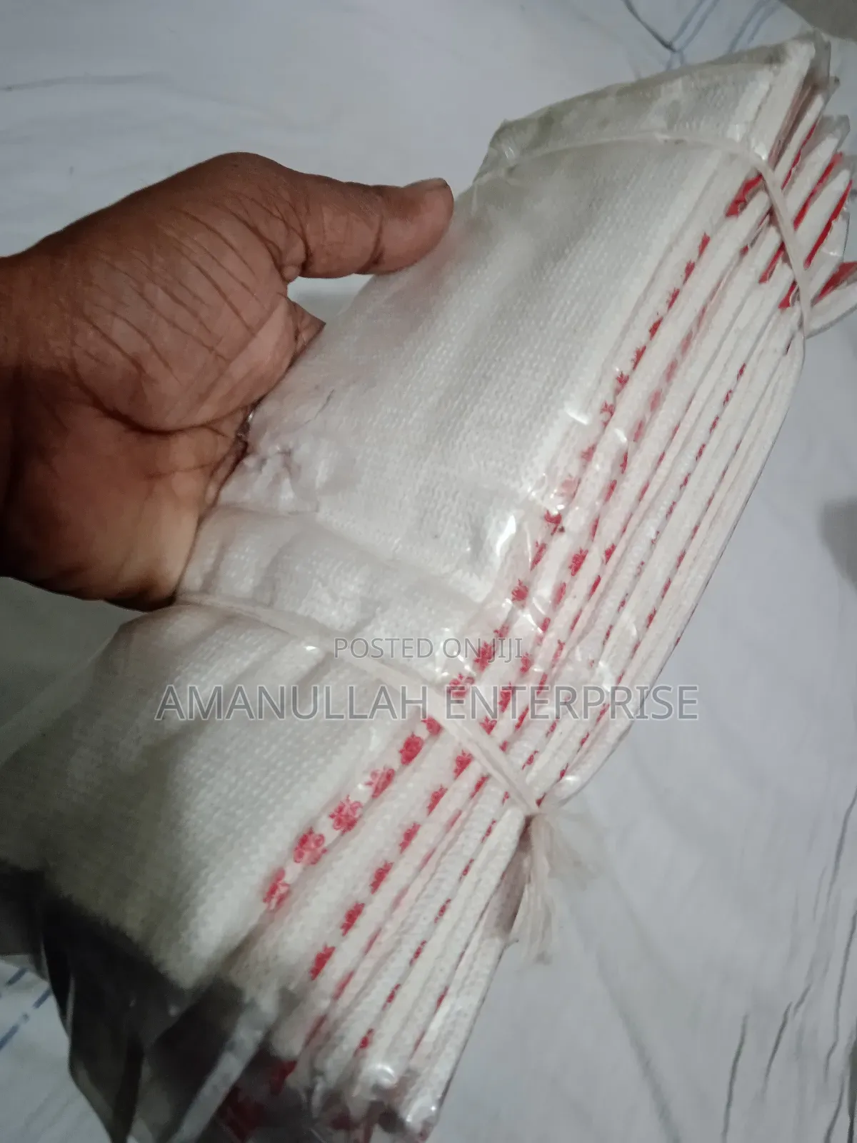 ফুটবল খেলার সময় খেলোয়াড়দের সুরক্ষার জন্য ফুটবলে "অ্যাঙ্কল গার্ড"।