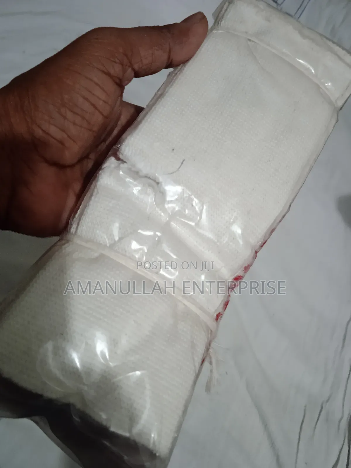ফুটবল খেলার সময় খেলোয়াড়দের সুরক্ষার জন্য ফুটবলে "অ্যাঙ্কল গার্ড"।