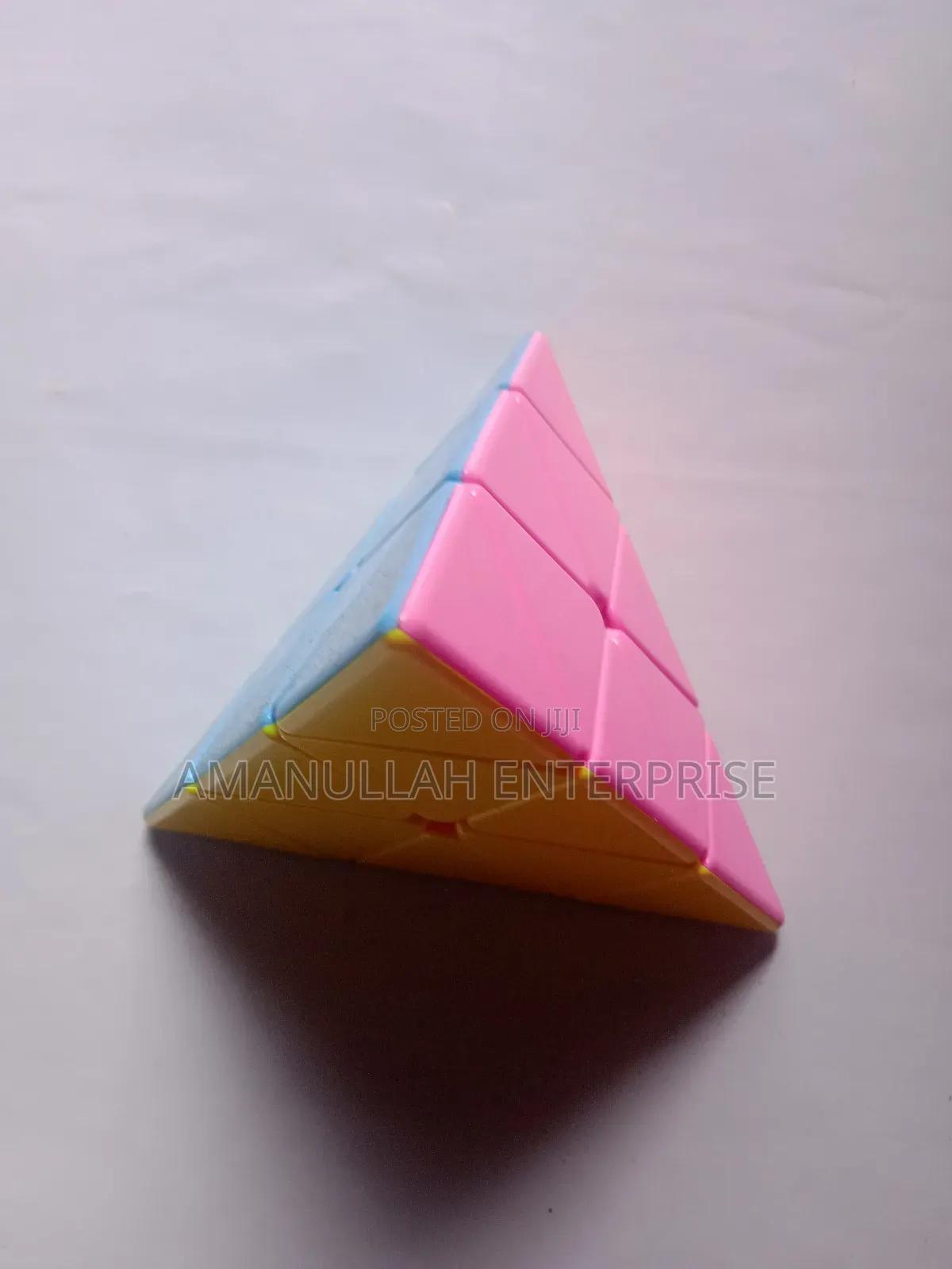 পিরামিড স্পিড কিউব, যা পাইরামিঙ্কস নামেও পরিচিত।