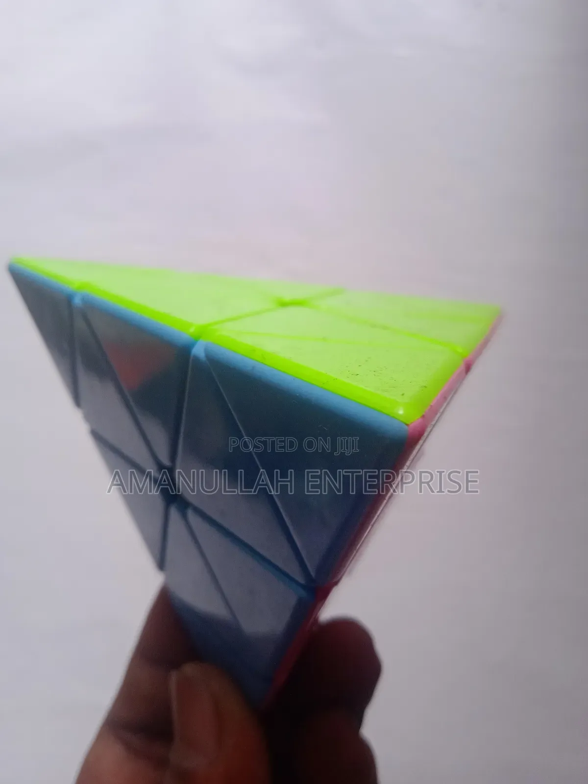 পিরামিড স্পিড কিউব, যা পাইরামিঙ্কস নামেও পরিচিত।