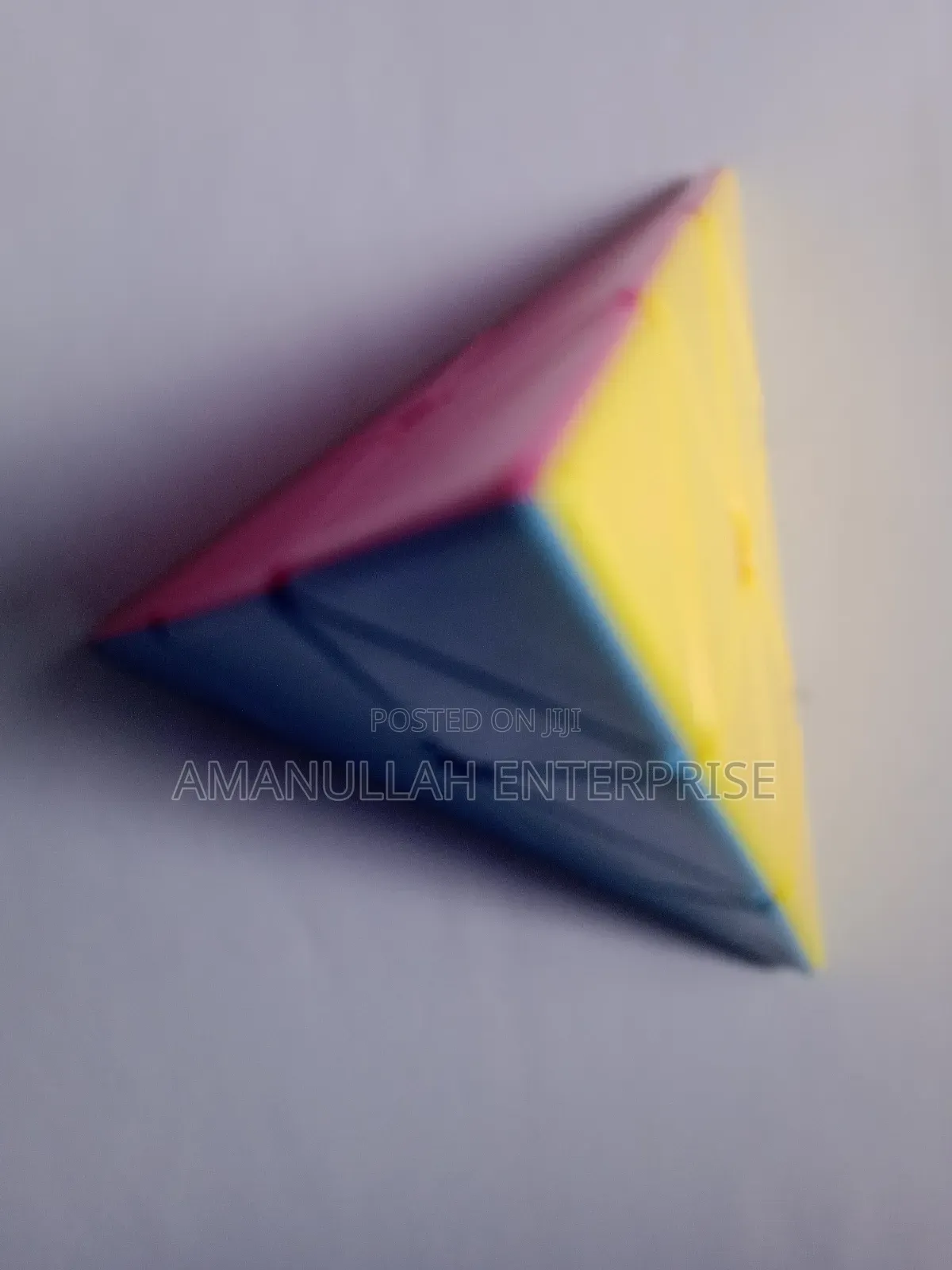 পিরামিড স্পিড কিউব, যা পাইরামিঙ্কস নামেও পরিচিত।