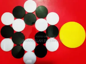 স্ট্রাইকারসহ ক্যারাম গুটি সেট।