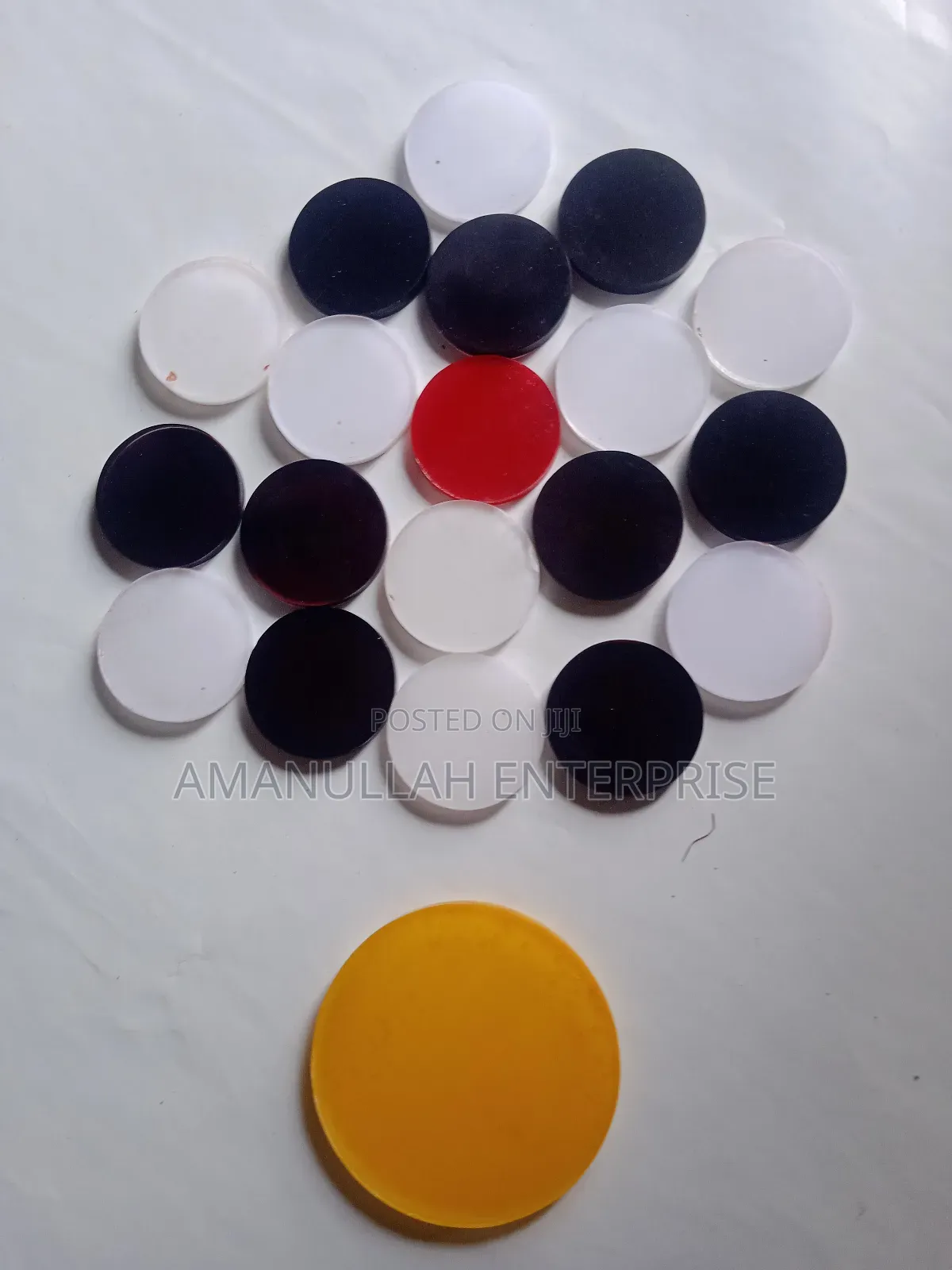 স্ট্রাইকারসহ ক্যারাম গুটি সেট।