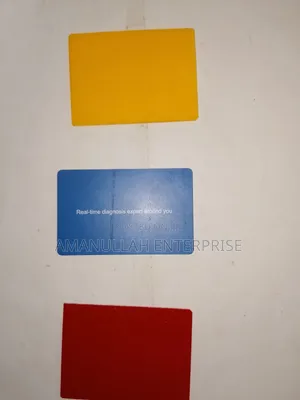 ফুটবলে লাল কার্ড এবং হলুদ কার্ড।