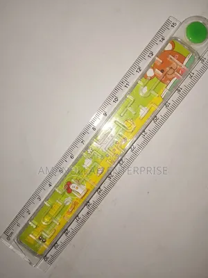 স্কুলে ব্যবহারের জন্য ফোল্ডিং রুলার, যা ড্রয়িং, ড্রাফটিং এবং আরও অনেক কিছুর জন্য আদর্শ।