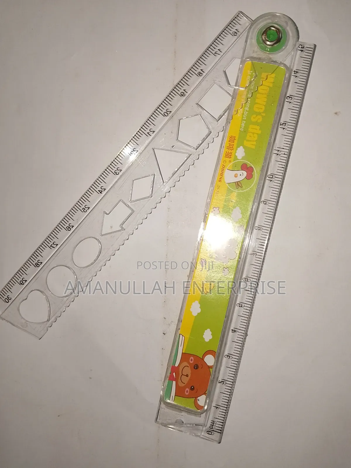 স্কুলে ব্যবহারের জন্য ফোল্ডিং রুলার, যা ড্রয়িং, ড্রাফটিং এবং আরও অনেক কিছুর জন্য আদর্শ।