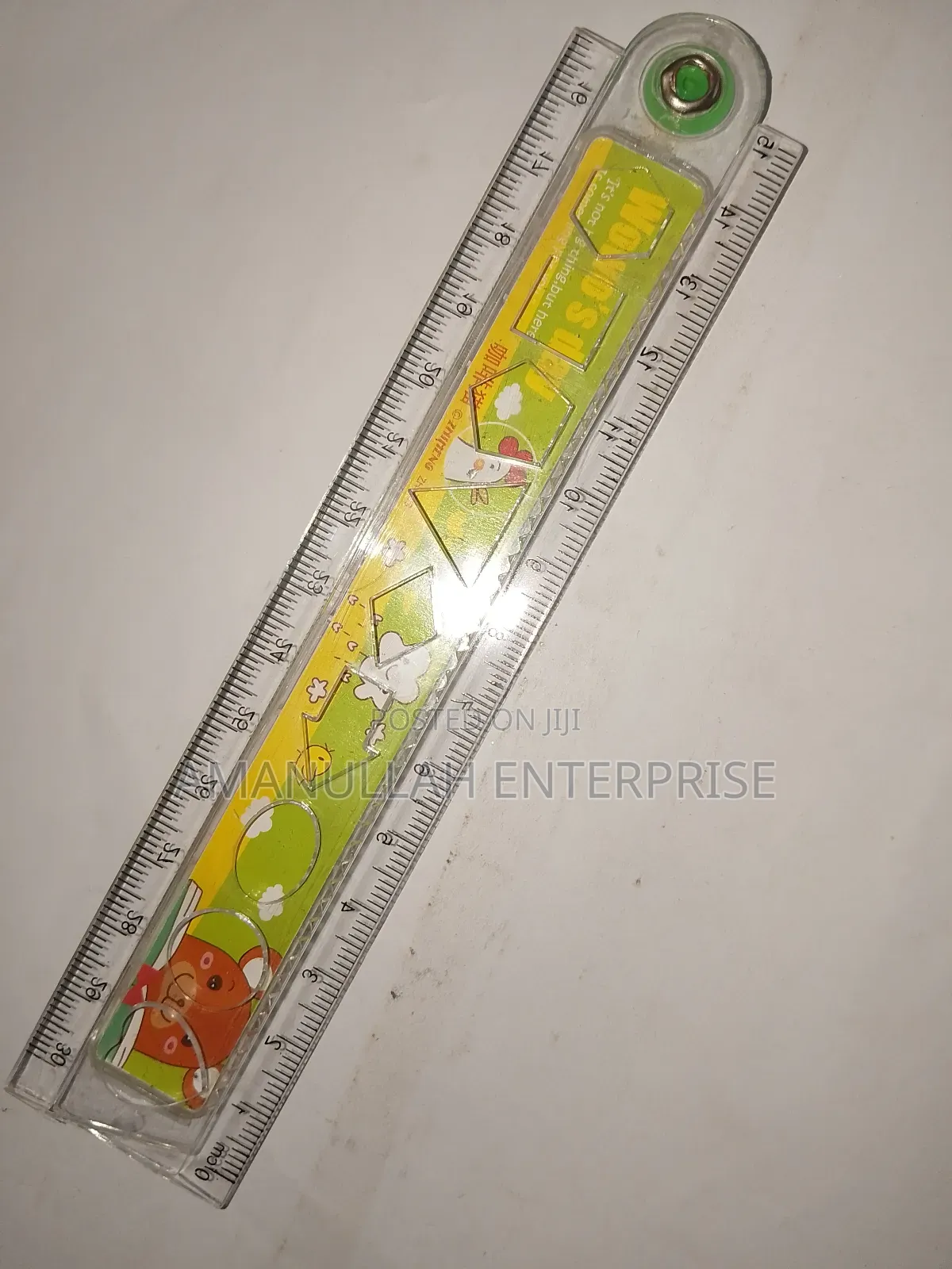 স্কুলে ব্যবহারের জন্য ফোল্ডিং রুলার, যা ড্রয়িং, ড্রাফটিং এবং আরও অনেক কিছুর জন্য আদর্শ।