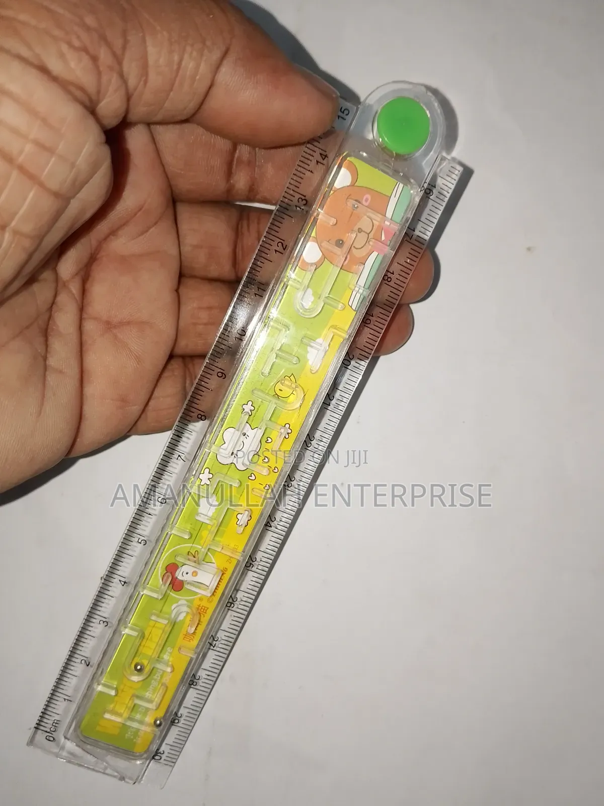 স্কুলে ব্যবহারের জন্য ফোল্ডিং রুলার, যা ড্রয়িং, ড্রাফটিং এবং আরও অনেক কিছুর জন্য আদর্শ।