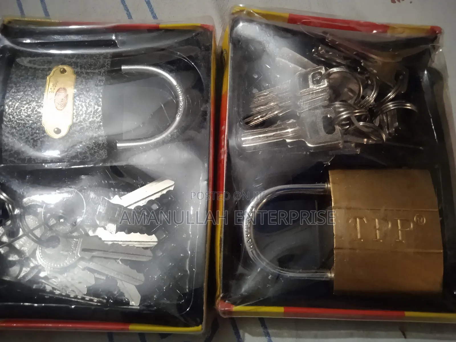 অনেকগুলো চাবি সহ টপ সিকিউরিটি প্যাডলক।