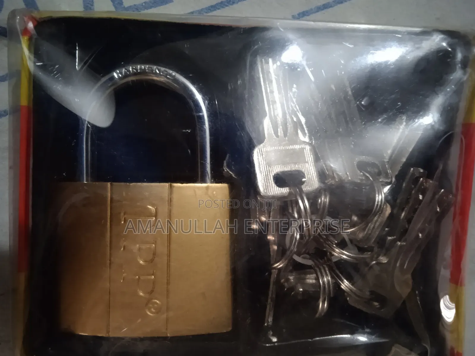 অনেকগুলো চাবি সহ টপ সিকিউরিটি প্যাডলক।