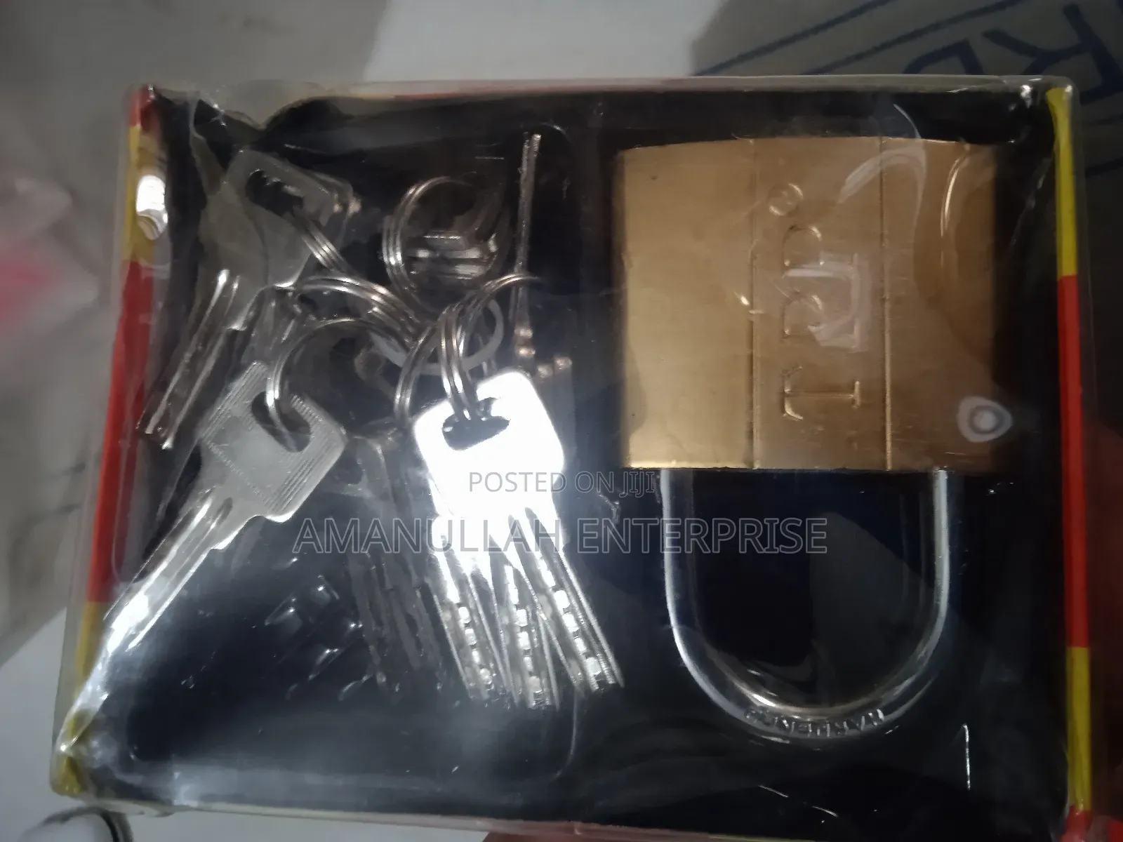 অনেকগুলো চাবি সহ টপ সিকিউরিটি প্যাডলক।