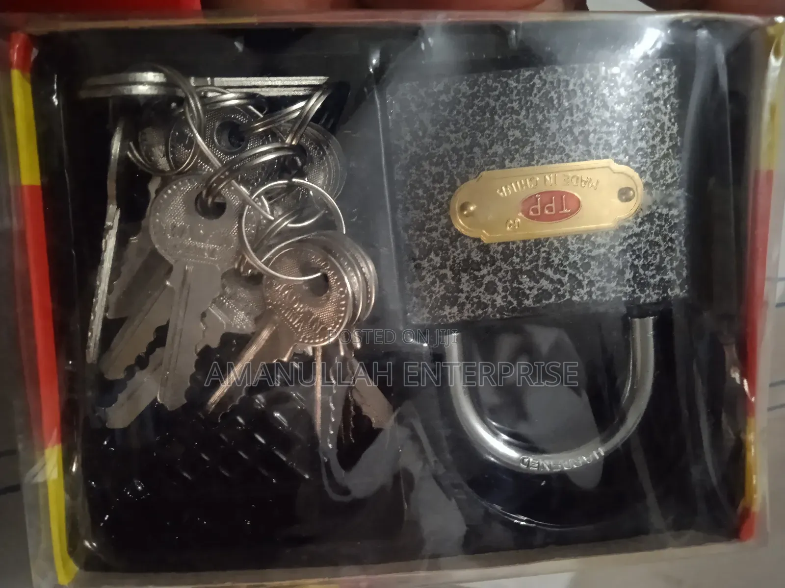 অনেকগুলো চাবি সহ টপ সিকিউরিটি প্যাডলক।