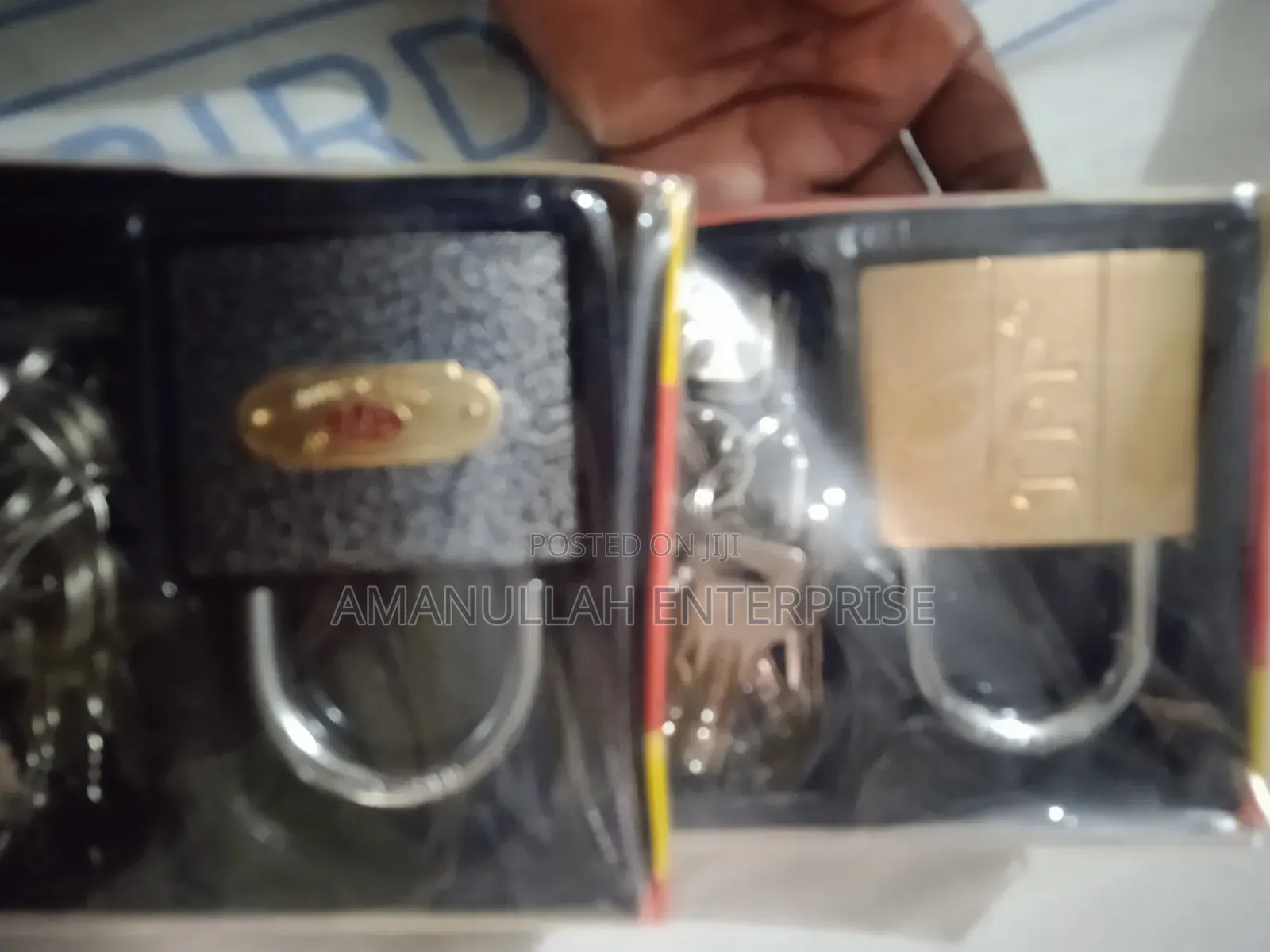অনেকগুলো চাবি সহ টপ সিকিউরিটি প্যাডলক।