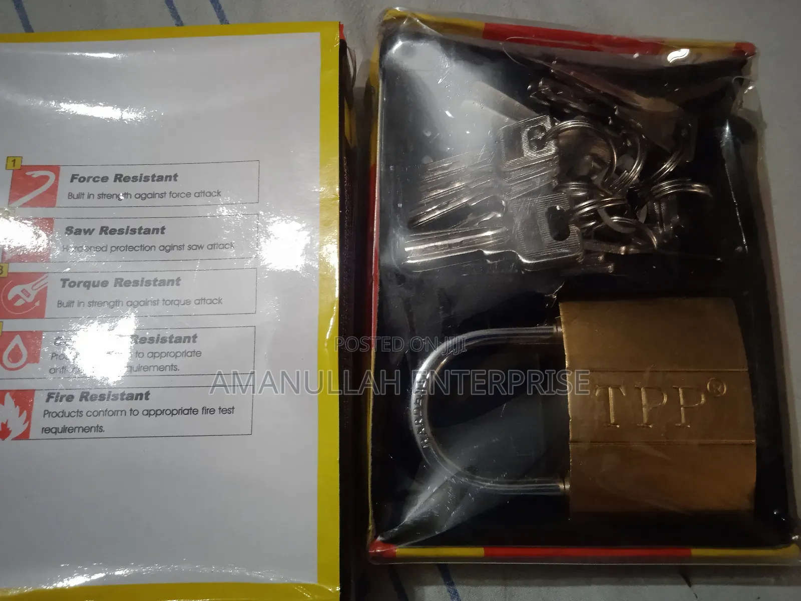 অনেকগুলো চাবি সহ টপ সিকিউরিটি প্যাডলক।
