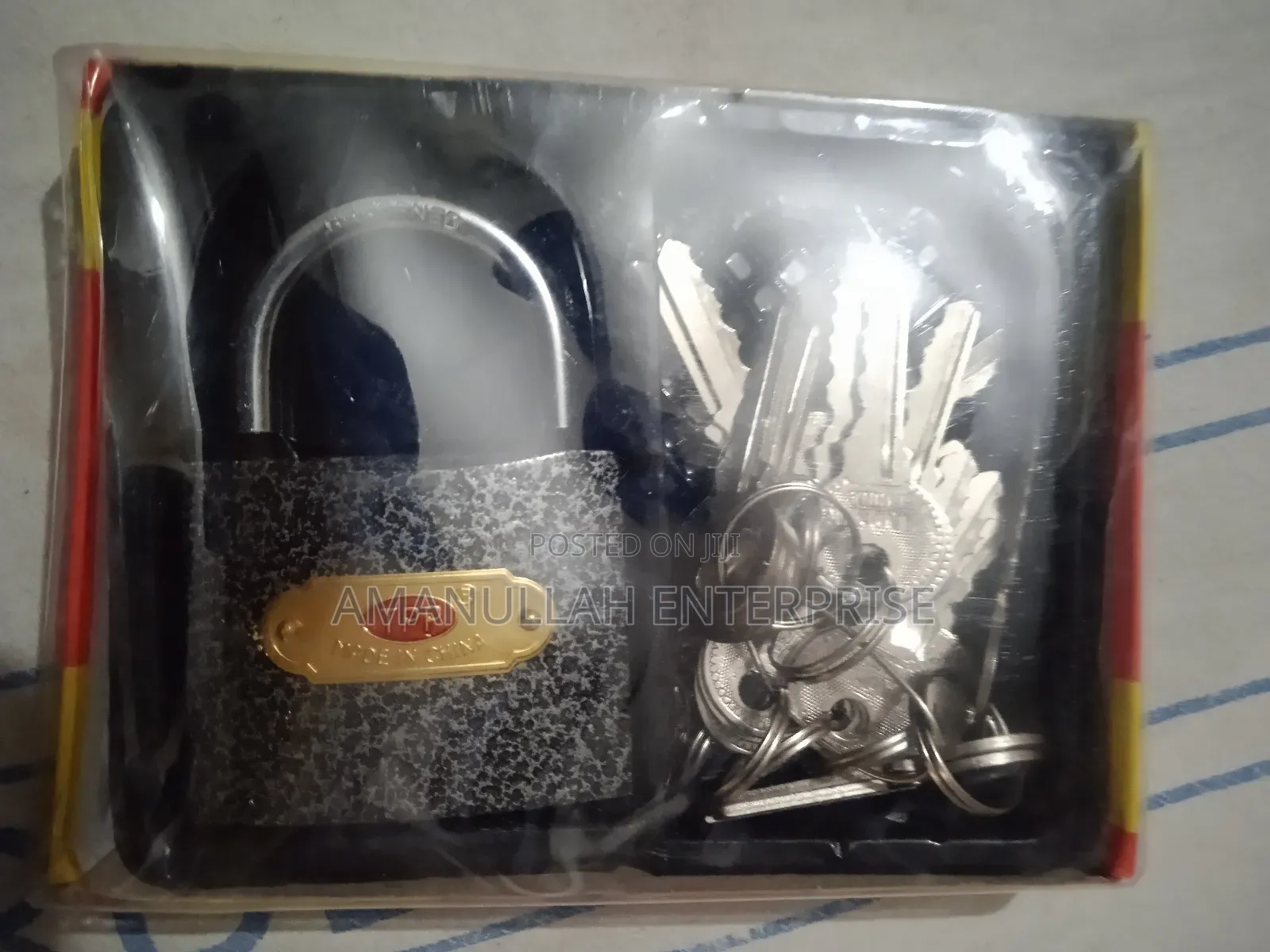 অনেকগুলো চাবি সহ টপ সিকিউরিটি প্যাডলক।