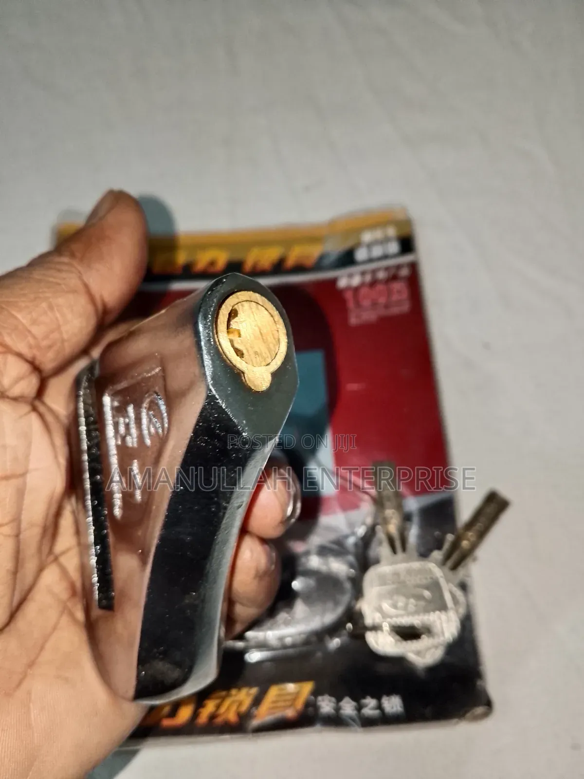 মোটরসাইকেল ডিস্ক ব্রেক লক, যা এক ধরনের চুরি-বিরোধী ডিভাইস।