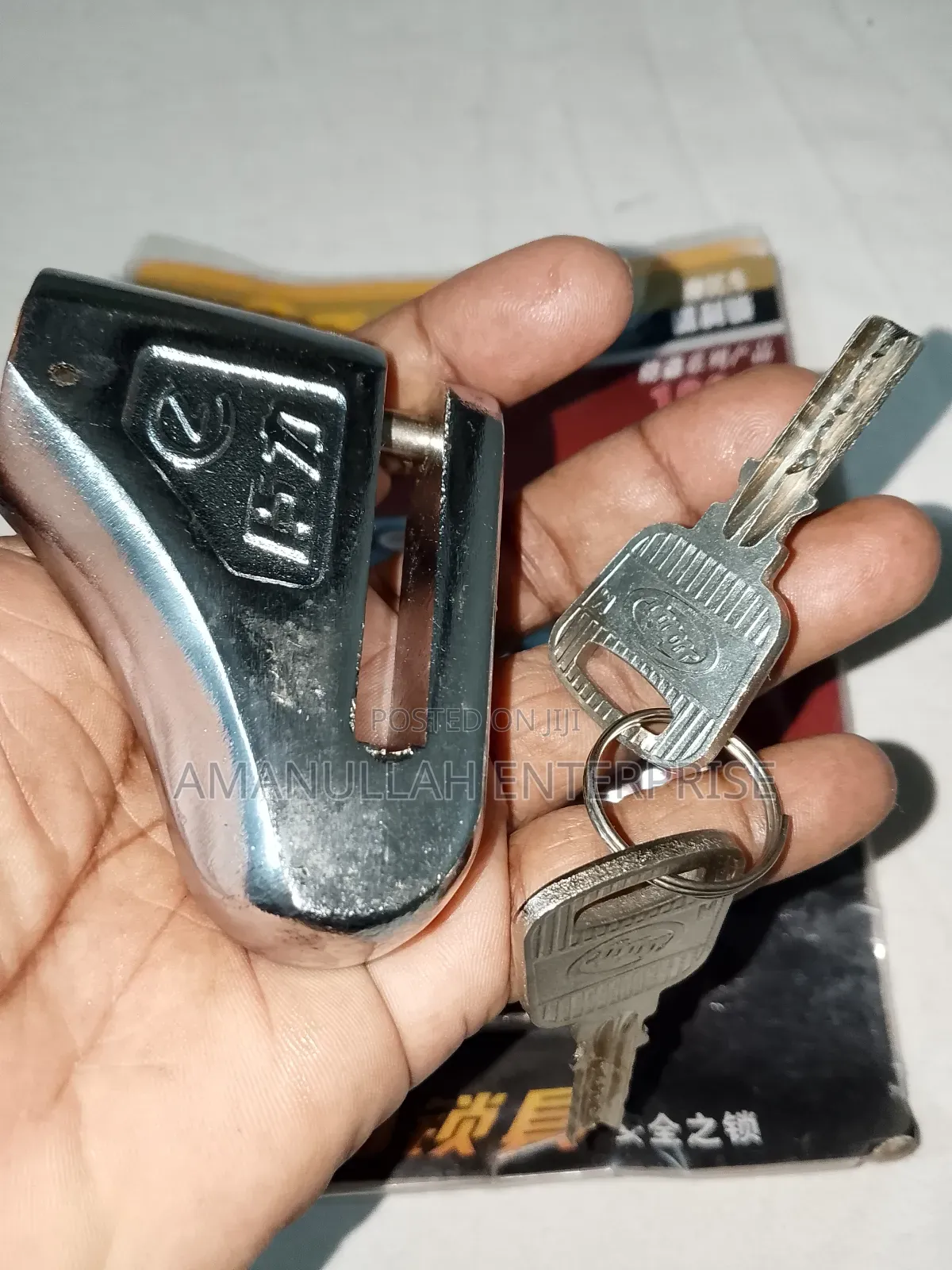 মোটরসাইকেল ডিস্ক ব্রেক লক, যা এক ধরনের চুরি-বিরোধী ডিভাইস।