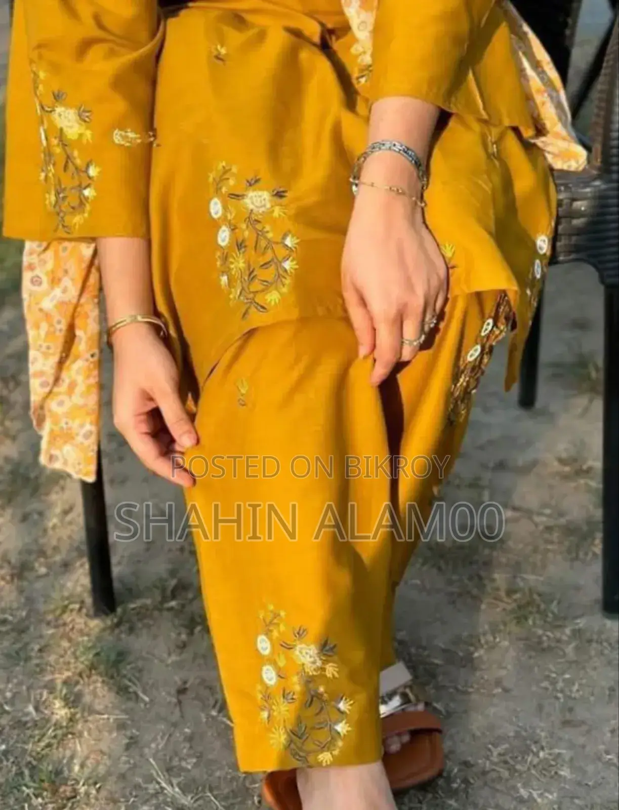 এম্বডারি কাজ করা থ্রী-পিস