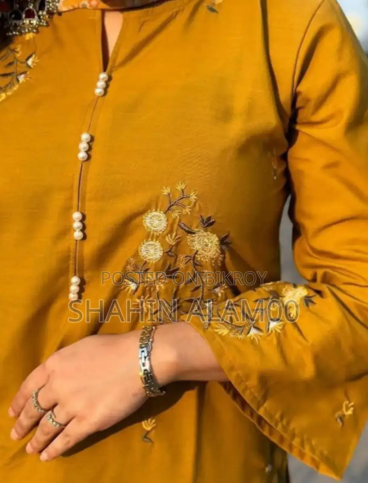 এম্বডারি কাজ করা থ্রী-পিস
