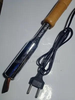 সোল্ডারিং আয়রন ১৫০ ওয়াট, একটি হ্যান্ড টুল যা সোল্ডার গলানোর জন্য তাপ সরবরাহ করে।