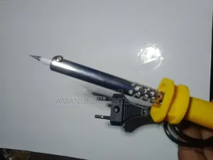 সোল্ডারিং আয়রন ৬০ ওয়াট, একটি হ্যান্ড টুল যা সোল্ডার গলানোর জন্য তাপ সরবরাহ করে।