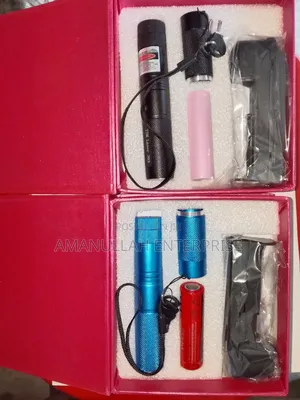 দূরপাল্লার পয়েন্টিংয়ের জন্য রিচার্জেবল শক্তিশালী গ্রিন লেজার লাইট।