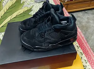 এয়ার জর্ডান ৪ রেট্রো