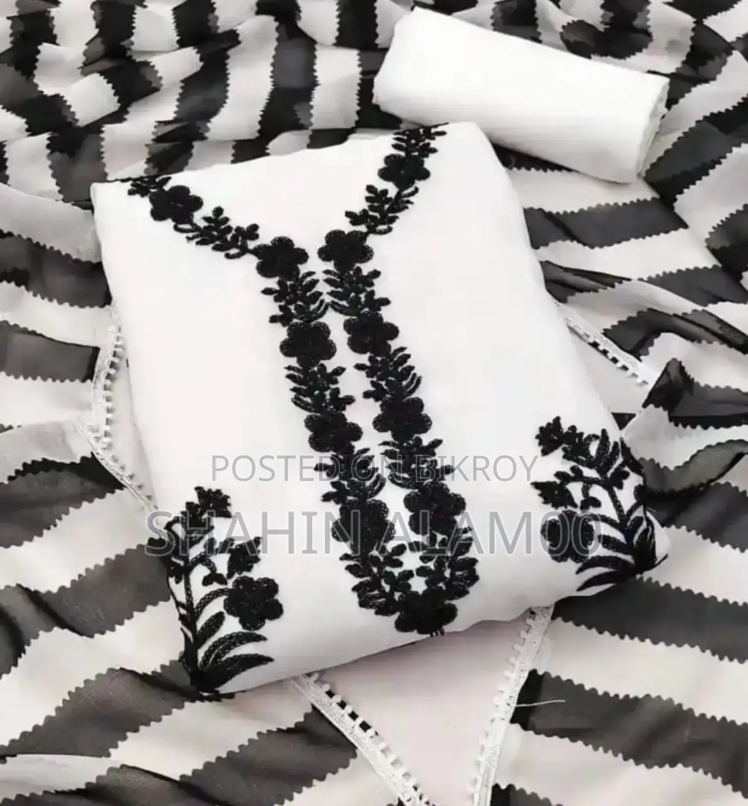 কাশ্মীরী আড়ি এম্ব্রডারী থ্রি-পিচ।
