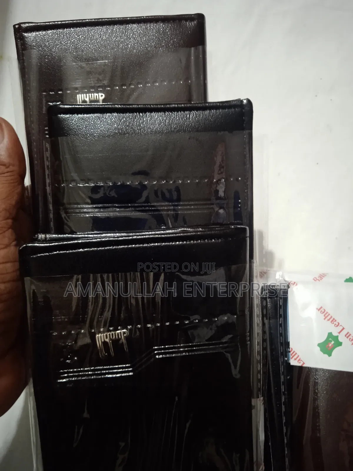 মোবাইল ও অন্যান্য ব্যবহারের জন্য মানিব্যাগ বা পার্স।