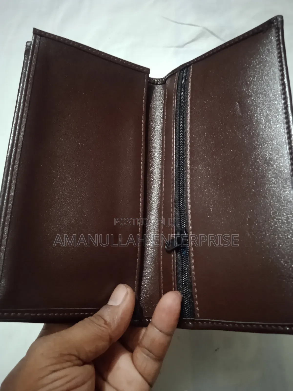 মোবাইল ও অন্যান্য ব্যবহারের জন্য মানিব্যাগ বা পার্স।
