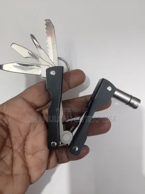 প্লায়ার্সসহ পোর্টেবল মাল্টি টুলস।