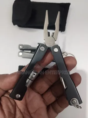 প্লায়ার্সসহ পোর্টেবল মাল্টি টুলস।
