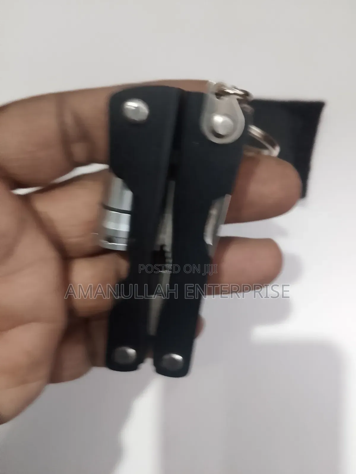 প্লায়ার্সসহ পোর্টেবল মাল্টি টুলস।