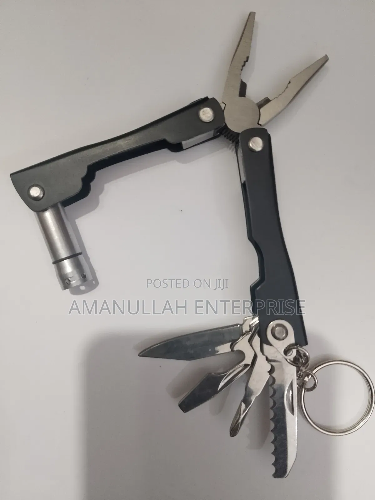 প্লায়ার্সসহ পোর্টেবল মাল্টি টুলস।