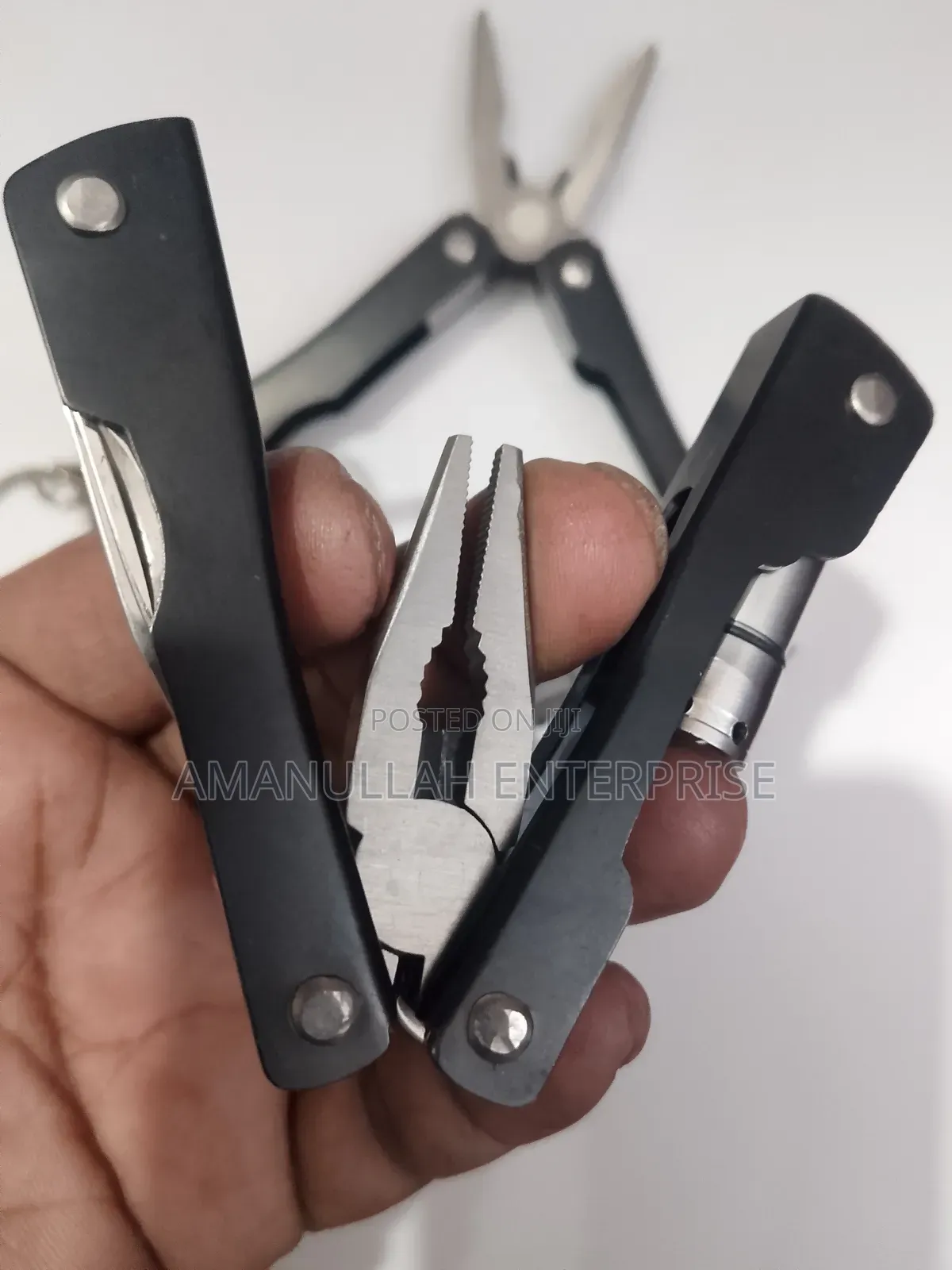 প্লায়ার্সসহ পোর্টেবল মাল্টি টুলস।