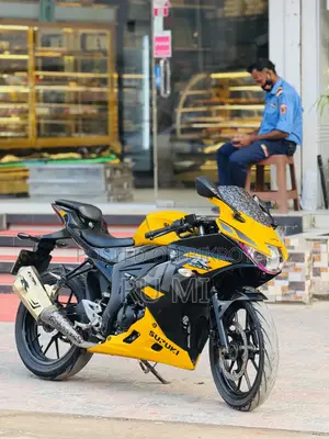 Suzuki GSX 2023 Yellow