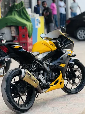 Suzuki GSX 2023 Yellow