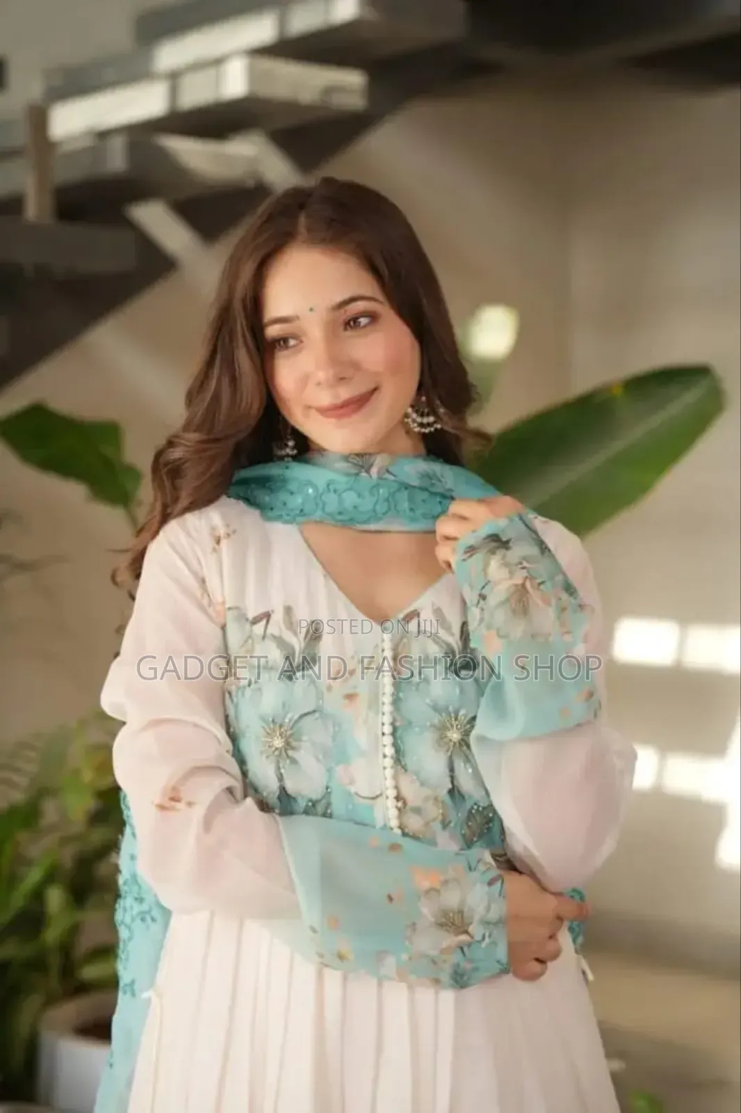 এক্সকুইজিট ইন্ডিয়ান হোয়াইট গোল্ড জর্জেট কালেকশন এলিগেন্স পারসোনিফাইড!