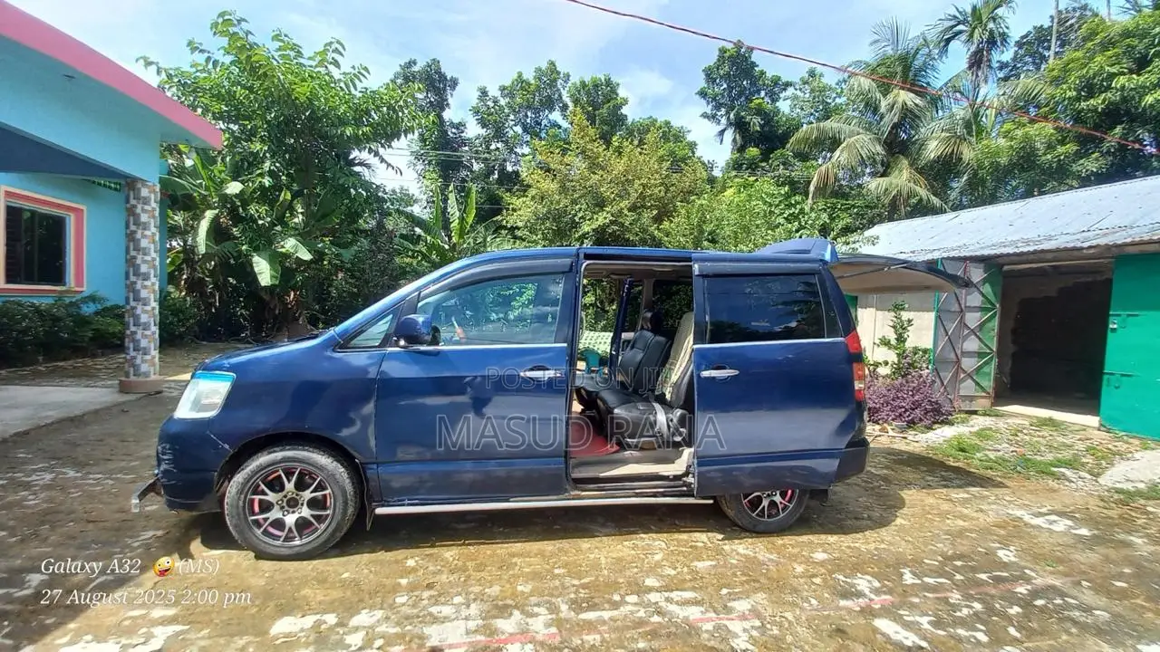 Toyota Noah 2.0 AWD (8 Seater) 2002 Blue
