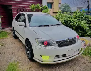 টয়োটা করোলা ২০০৪ সাদা