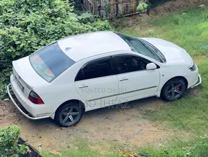 টয়োটা করোলা ২০০৪ সাদা