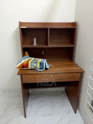 পড়ার টেবিল